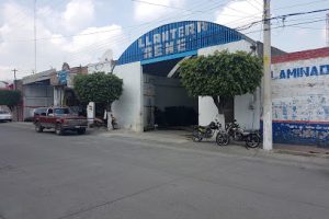 Llantera Rene en La Barca