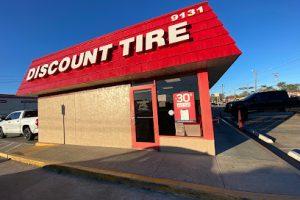 Discount Tire (9131 Long Point Rd) en Houston