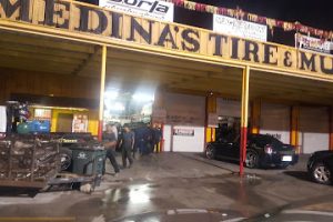 Medina Tire & Muffler Shop en Laredo
